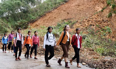 Giáo viên đối mặt nguy hiểm ở vùng núi lở